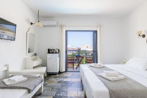 Triple Room, 1 Bedroom | Pillowtop beds, in-room safe, free WiFi, bed sheets