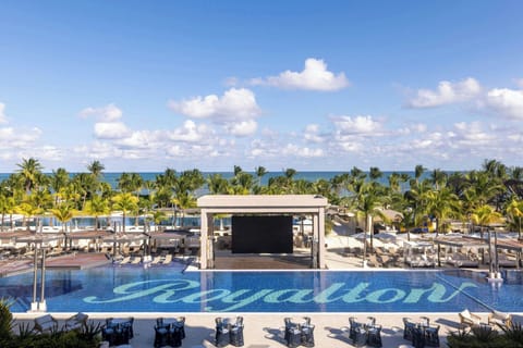 8 outdoor pools, pool umbrellas, sun loungers