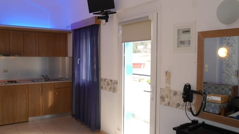 Standard Studio, Garden View | Private kitchenette | Fridge, electric kettle