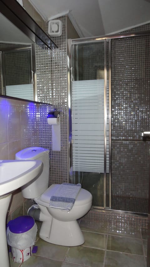 Standard Room, Sea View | Bathroom | Combined shower/tub, free toiletries, hair dryer, towels