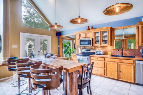 Kitchen with stove, oven, dishwasher 