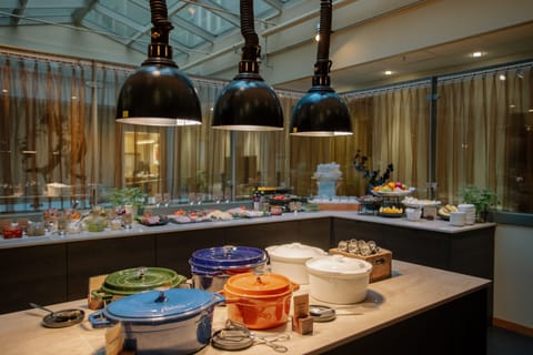 Daily buffet breakfast for a fee