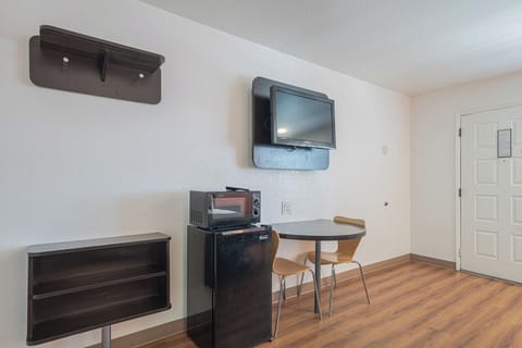 Desk, WiFi, bed sheets