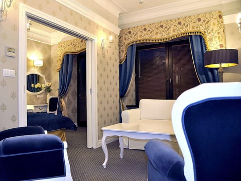 Junior Suite Deluxe  | Living area | 42-inch LCD TV with satellite channels, TV