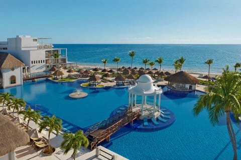4 outdoor pools, pool umbrellas, sun loungers