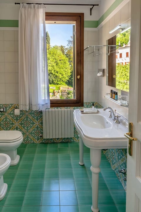 Superior Double Room | Bathroom | Rainfall showerhead, free toiletries, hair dryer, slippers