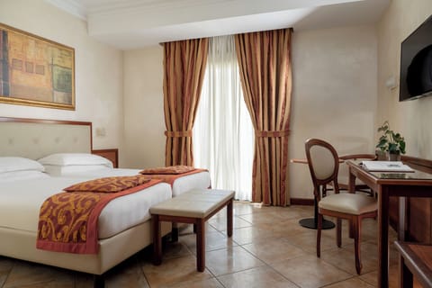 Classic Double or Twin Room | Hypo-allergenic bedding, memory foam beds, minibar, in-room safe