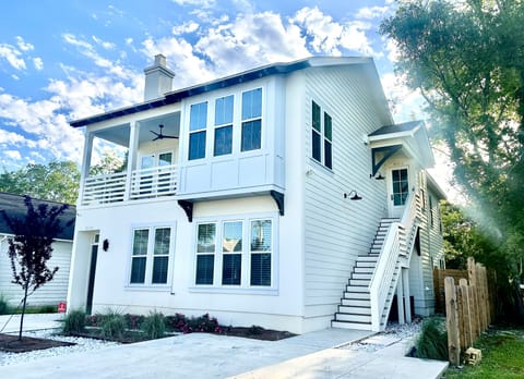 Wellington Penthouse - upstairs home in the heart of Ocean Springs 