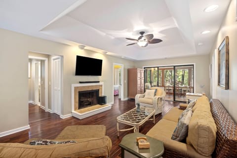 Spacious Inlet Cove Cottage