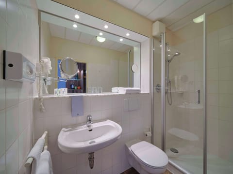 Shower, free toiletries, hair dryer, towels