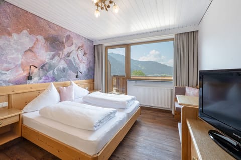 Double Room, Balcony, Mountain View (Kleine Salve 20 m²) | Hypo-allergenic bedding, in-room safe, cribs/infant beds, free WiFi