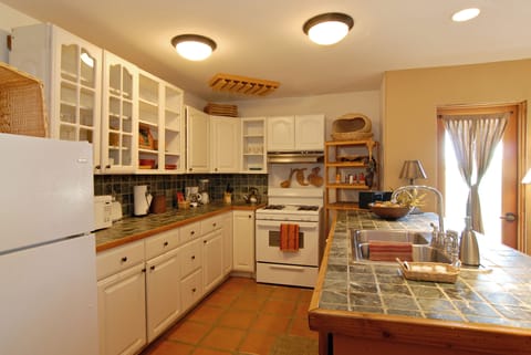 La Casita Suite | Private kitchen | Fridge, microwave, coffee/tea maker