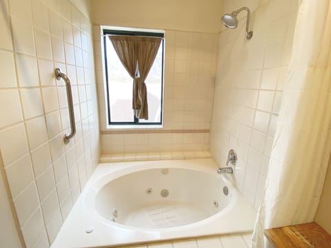 Smoketree Deluxe Jacuzzi King | Bathroom | Shower, free toiletries, hair dryer, bathrobes