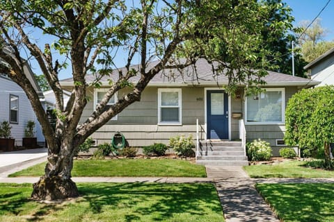 Welcome to Vine and View Cottage! Please enjoy our charming rental in the heart of Oregon wine country.