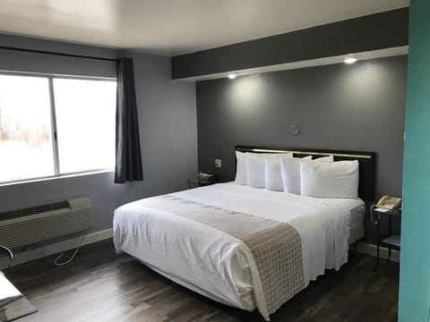 Standard Room, 1 King Bed, Non Smoking | Desk, iron/ironing board, WiFi (free), bed sheets