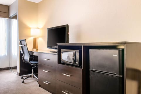 Standard Room, 1 Queen Bed | Desk, iron/ironing board, free WiFi, bed sheets