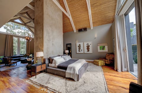 Maison Noir Grand Master Suite | Hypo-allergenic bedding, in-room safe, iron/ironing board, free WiFi