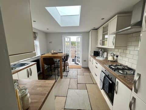 Cottage | Private kitchen | Fridge, microwave, oven, stovetop