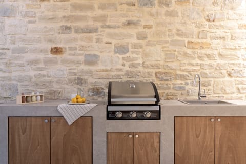 Complimented with ideal BBQ settings.