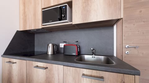 Apartment (1 Bedroom) | Private kitchenette | Dining tables