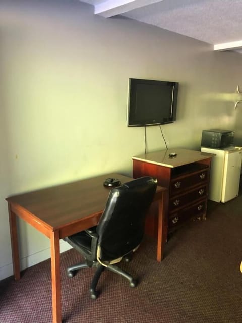 Economy Room | Desk, blackout drapes, free WiFi, bed sheets