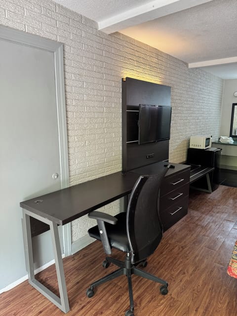 Economy Room | Desk, blackout drapes, free WiFi, bed sheets