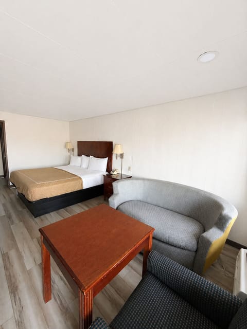 Standard Room, 1 King Bed | Desk, free WiFi, bed sheets