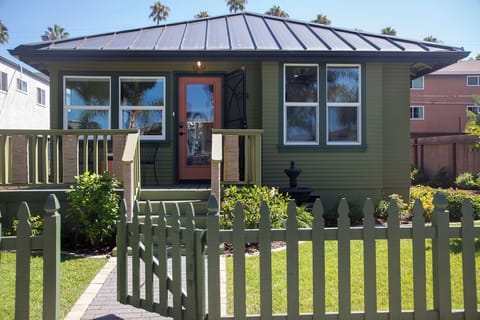 1. 2 Bedroom, 1 Bathroom with Sleeping Accommodations for up to 6 People.