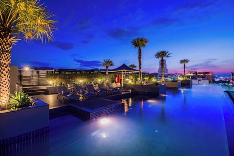 Outdoor pool, pool umbrellas, sun loungers