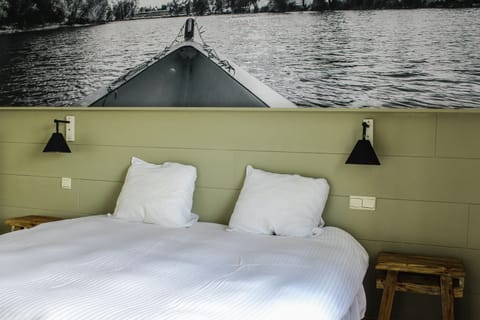 Desk, blackout drapes, free WiFi, bed sheets