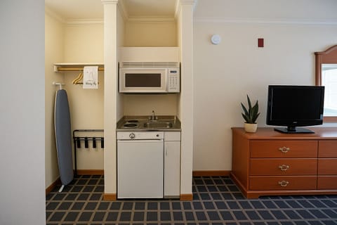 Executive Room, 1 King Bed, Kitchenette, Garden View | In-room dining