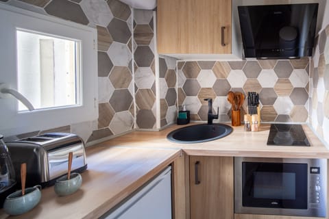 Classic Apartment, Ensuite | Shared kitchen