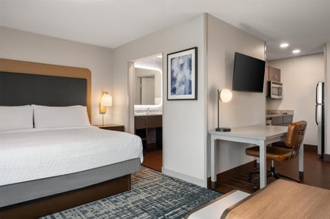 Studio Suite, 1 King Bed | Desk, laptop workspace, iron/ironing board, free cribs/infant beds