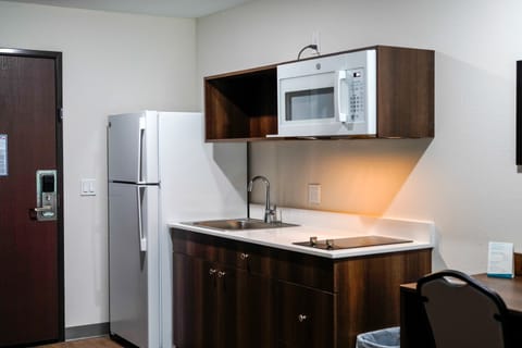 Full-size fridge, microwave, stovetop, kitchen islands