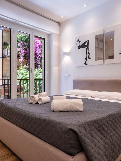 Comfort Room | Minibar, desk, laptop workspace, soundproofing