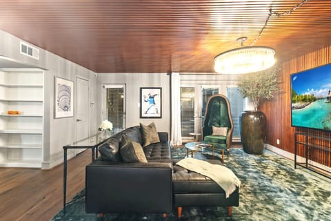 Relaxed Lounge Setting – Comfortable leather seating and designer décor for effortless entertaining.