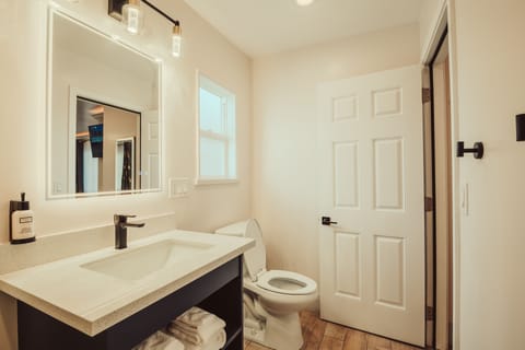 Deluxe King Suite - No Pets, Non-Smoking | Bathroom | Shower, eco-friendly toiletries, hair dryer, towels