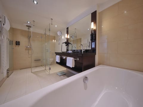 Executive Suite (Junior) | Bathroom | Eco-friendly toiletries, hair dryer, bathrobes, slippers
