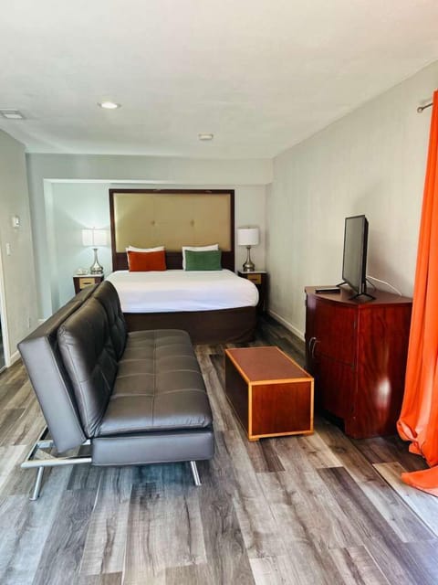 Basic Penthouse | Down comforters, in-room safe, desk, blackout drapes