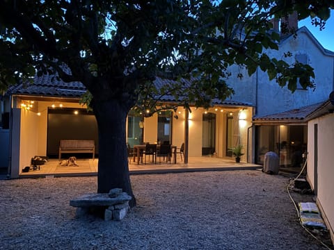 La terrasse à la fin de la journée, idéale pour se reposer dans le calme