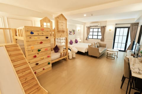 Family Room | In-room safe, desk, blackout drapes, soundproofing