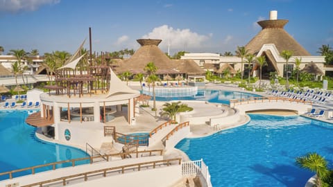 4 outdoor pools, pool umbrellas, sun loungers