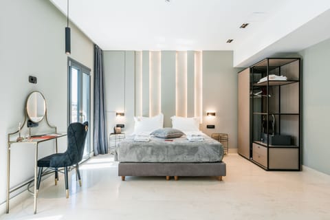 Executive Studio Suite, City View | Egyptian cotton sheets, premium bedding, Select Comfort beds, minibar