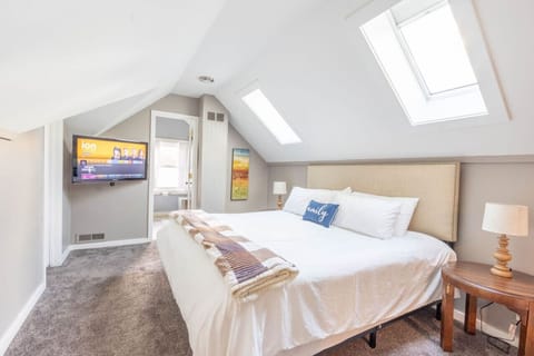 Master Bedroom - KIng bed- Private full bathroom- Tv