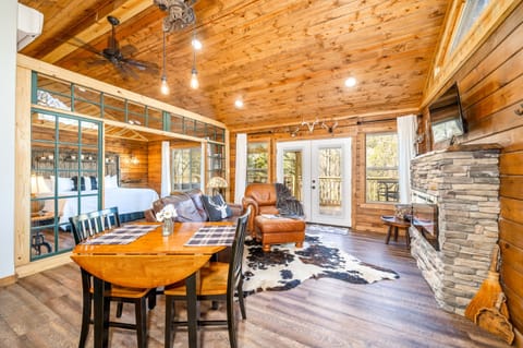 Exclusive Tree House, Hot Tub, Mountain View | Premium bedding, individually decorated, individually furnished