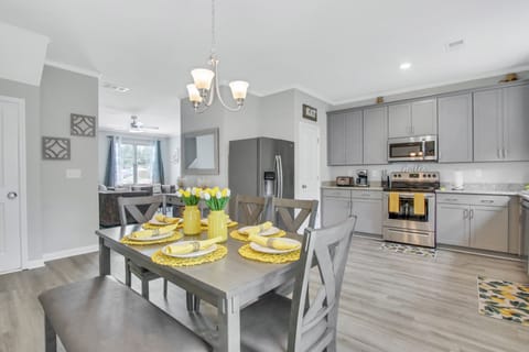 KITCHEN with Dining Table and chairs (6)