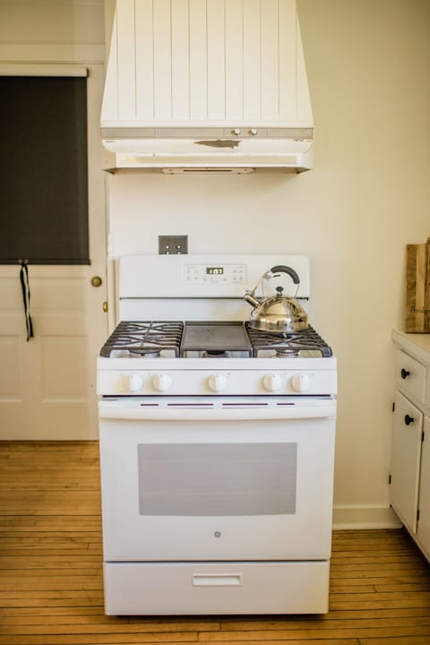 Full-size fridge, microwave, oven, stovetop