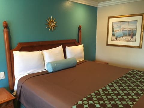 Premium bedding, desk, iron/ironing board, free WiFi