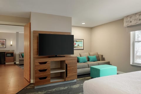 Executive Suite | Desk, laptop workspace, blackout drapes, iron/ironing board