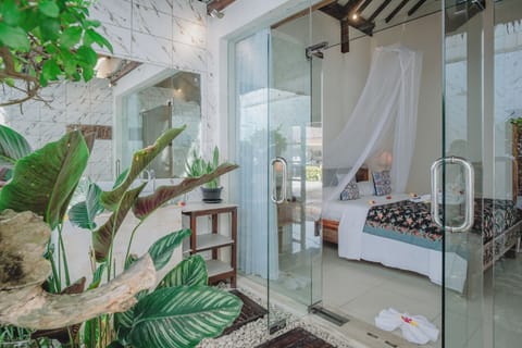 Premium Double Room (VIP Room) | Bathroom | Free toiletries, hair dryer, towels